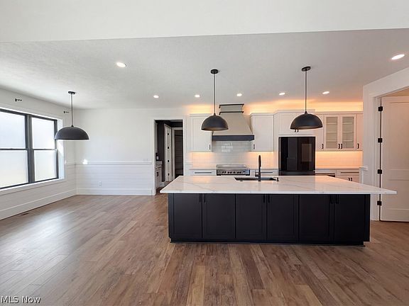 2nd image of 560 Red Oak Ln