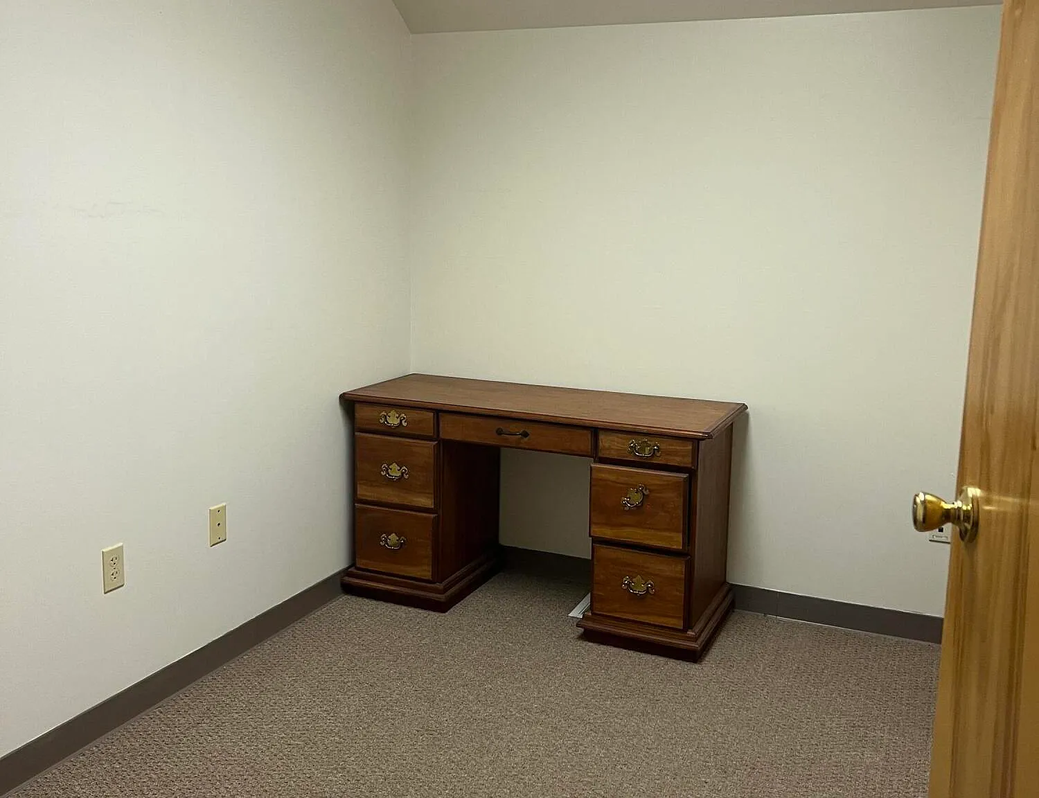 Studio, 750 sqft, $800 — Photo 3
