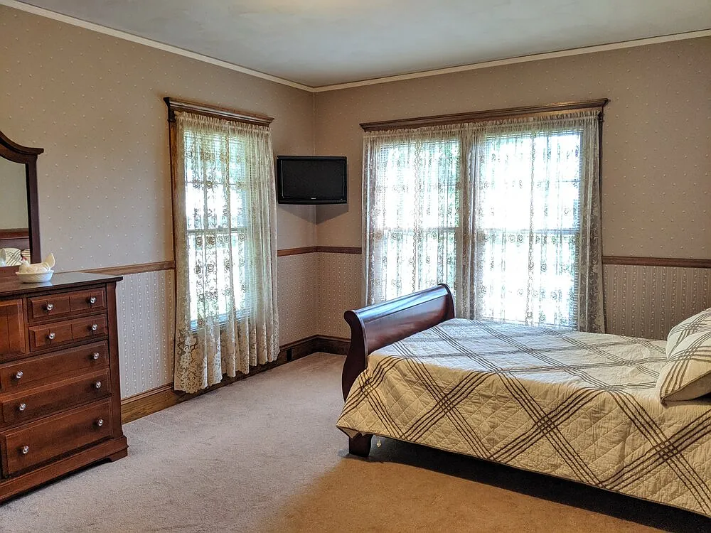5 bed, 2225 sqft, $880 — Photo 3