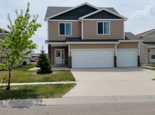 421 Foxtail Dr E, West Fargo, ND