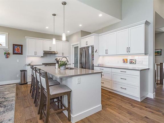 3rd image of 1592 Summer Cres