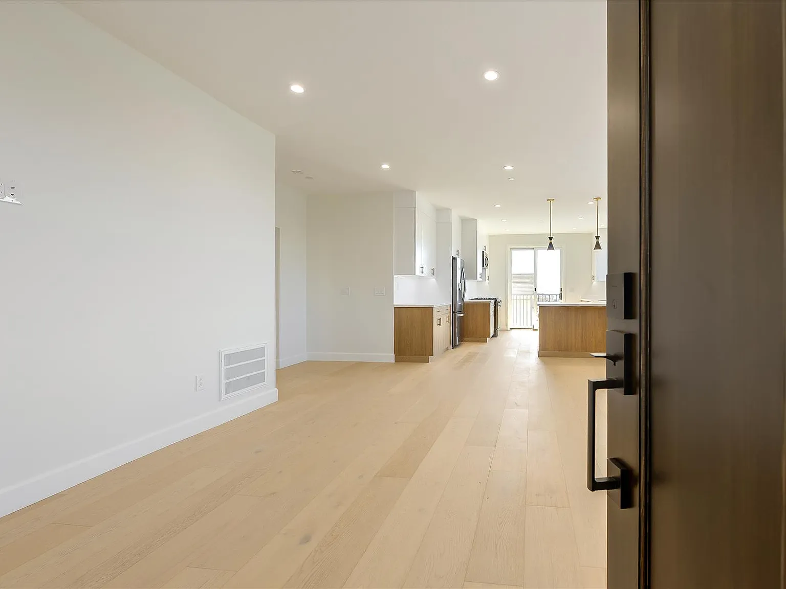 3 bed, 1350 sqft, $4,775 — Photo 4