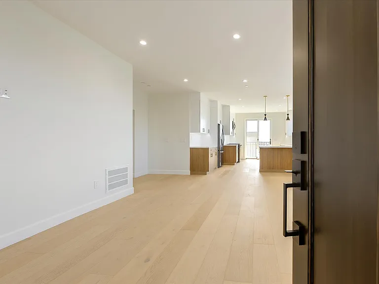 332 Pine Ave — Photo 4
