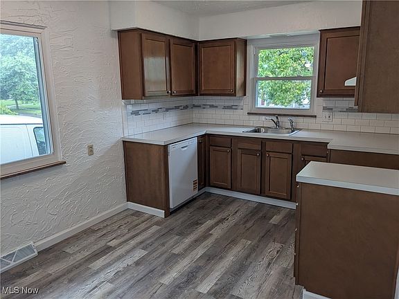 3rd image of 871 Chinook Ave