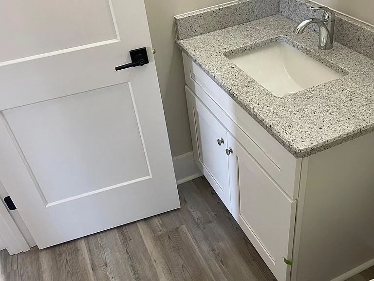 Guest Bath with Full Tub/Shower