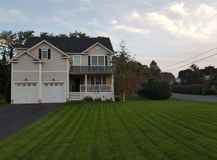 2 Summit Dr, Marlboro, NY 12542