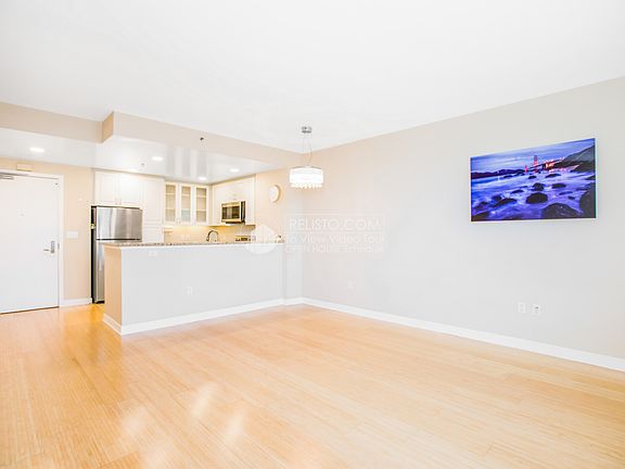 5th image of 250 King St Unit 776