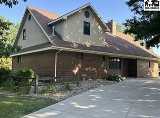 3208 N Sandy Hollow Dr, Hutchinson, KS 67502