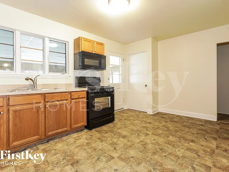 1717 Mayfield Ave — Photo 5