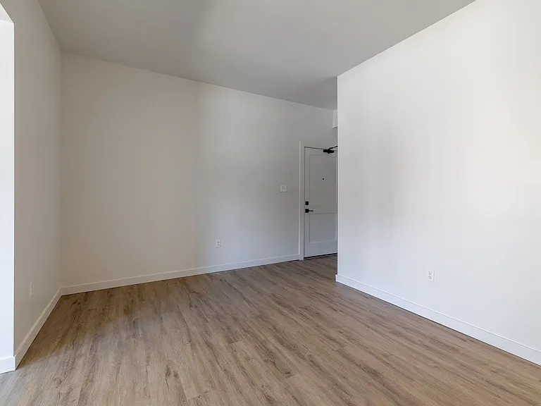240 Mack Ave — Photo 25