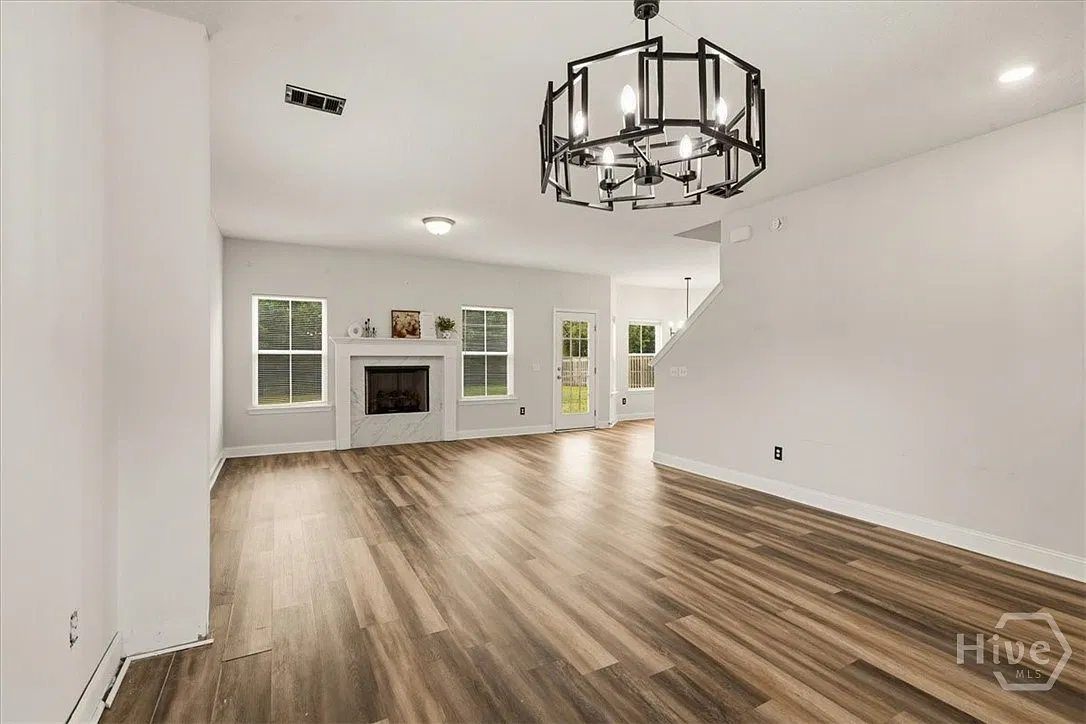 4 bed, 2.5 bath, 2035 sqft, $2,100 — Photo 4