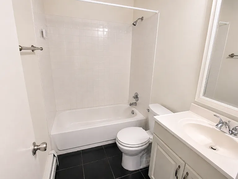 Bright & Spacious 2-Bedroom Residence Across from Berkeley Park — Photo 10