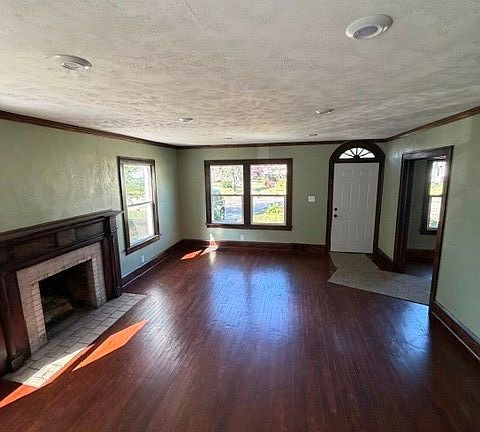 4th image of 726 N Main St