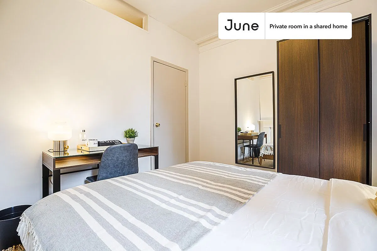 Queen bedroom in 5 bed/1 bath home in Hell's Kitchen #183 D — Photo 2