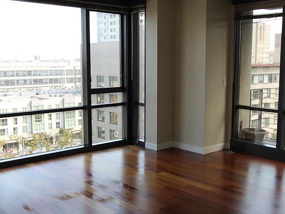 3rd image of 250 King St Unit 902