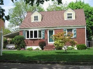 31 Dawson St, Huntington Station, NY 11746