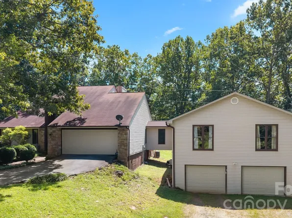 40 Country Bear Ln, Flat Rock, NC 28731