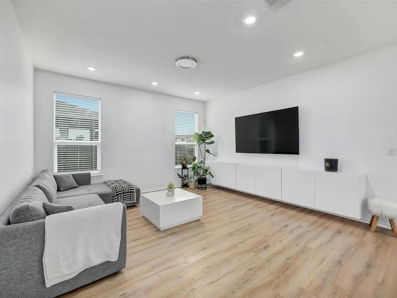3 bed, 2.0 bath, 1664 sqft, $2,450 — Photo 4