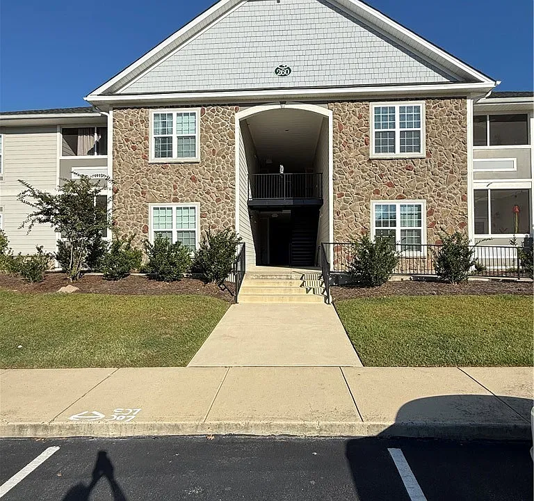 260 Gallery Dr #102
