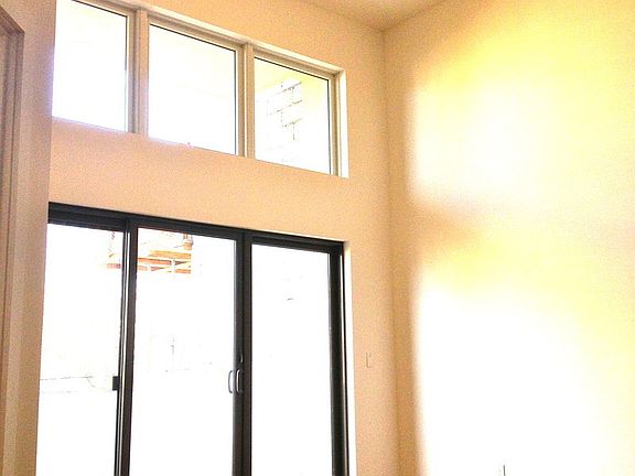 3rd image of 185 Huron St APT 3R