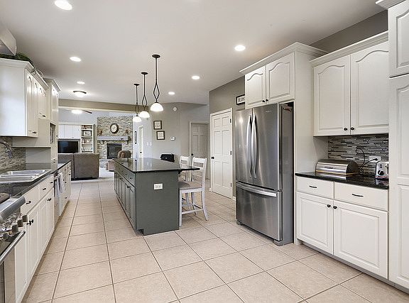 5th image of 1219 Bristol Ct