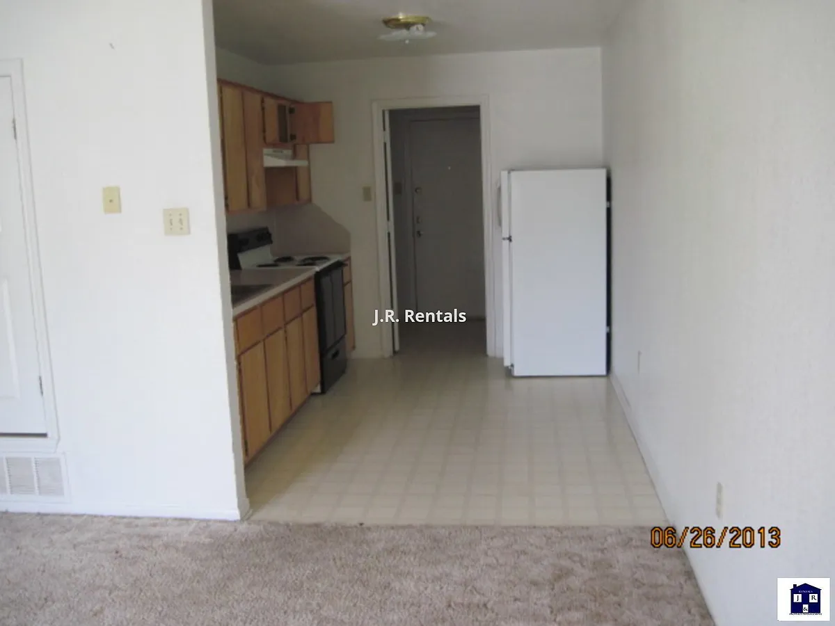 Building Photo - 208 Gibson St #A