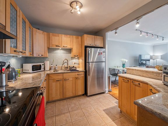 3rd image of 3930 N Pine Grove Ave APT 1913
