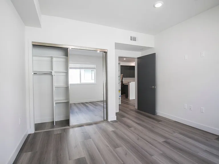 13713 Oxnard St — Photo 10