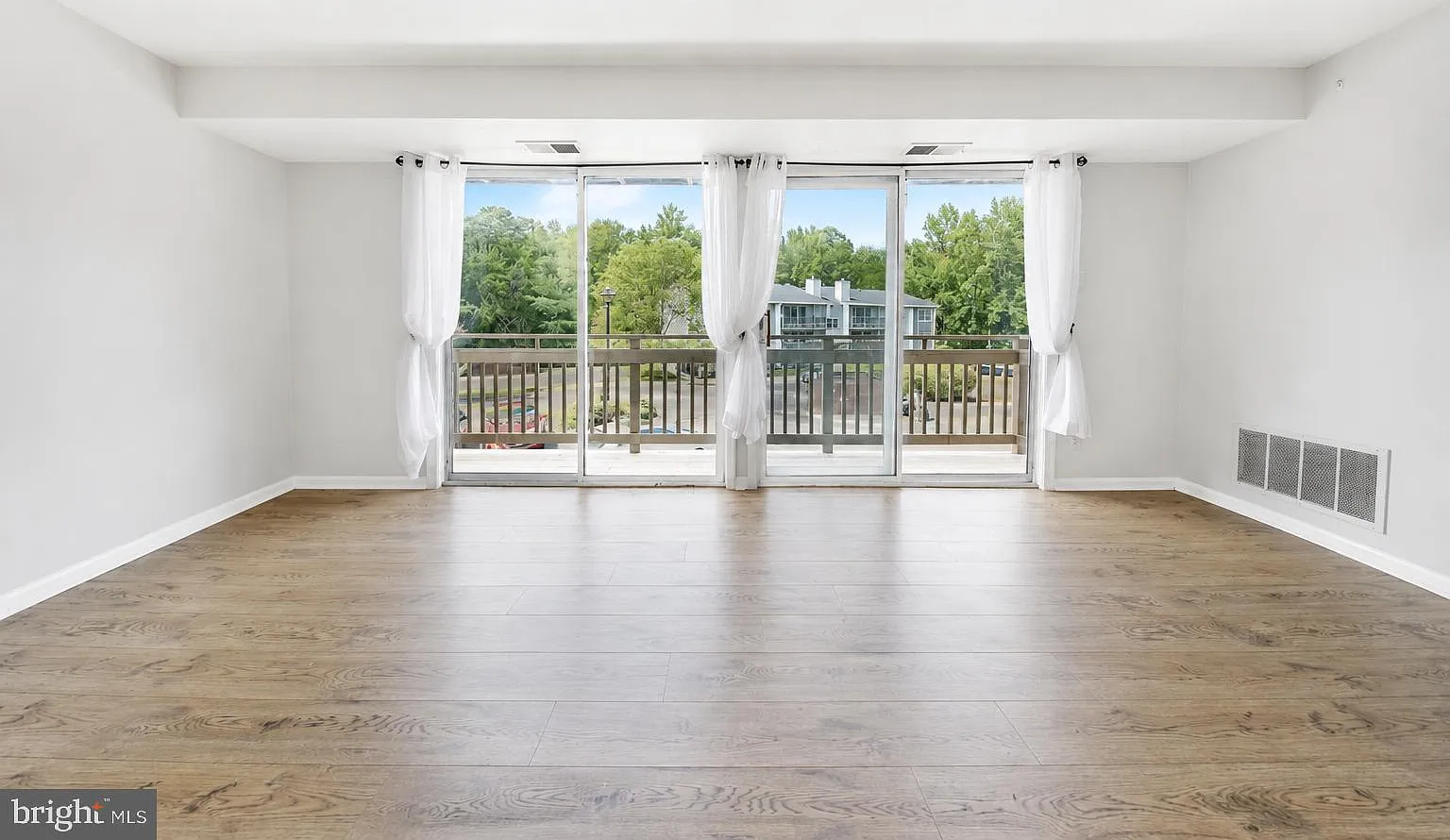 2 bed, 1.0 bath, 911 sqft, $2,100 — Photo 3