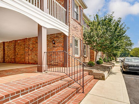 5th image of 952 Chatham Ln APT J