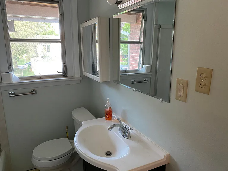 138 Elm St #4 BDRM SEMI — Photo 4
