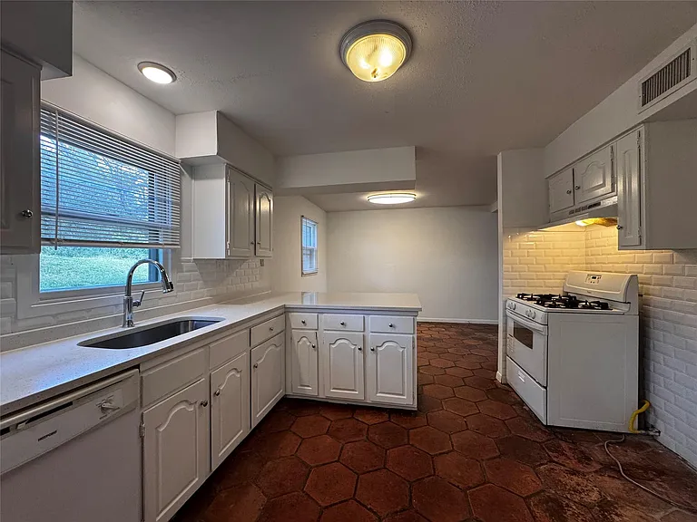 7702 Pitter Pat Ln — Photo 5