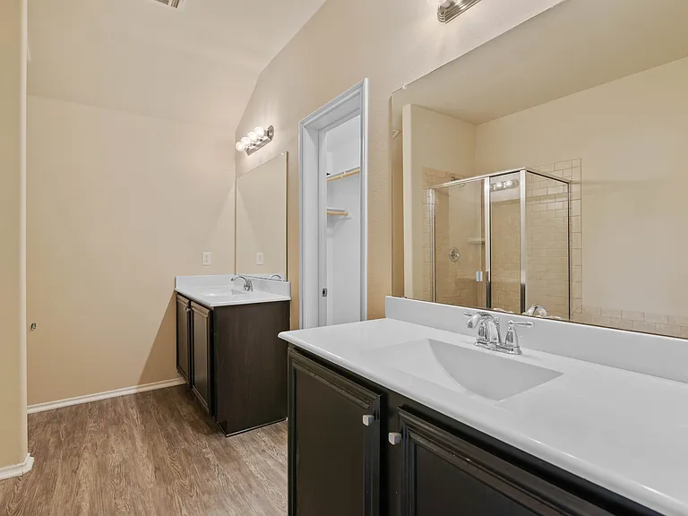 1313 Honeywood Ln — Photo 11