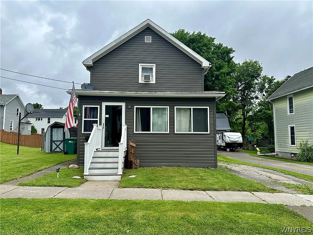 5 Watkins Ave photo 1