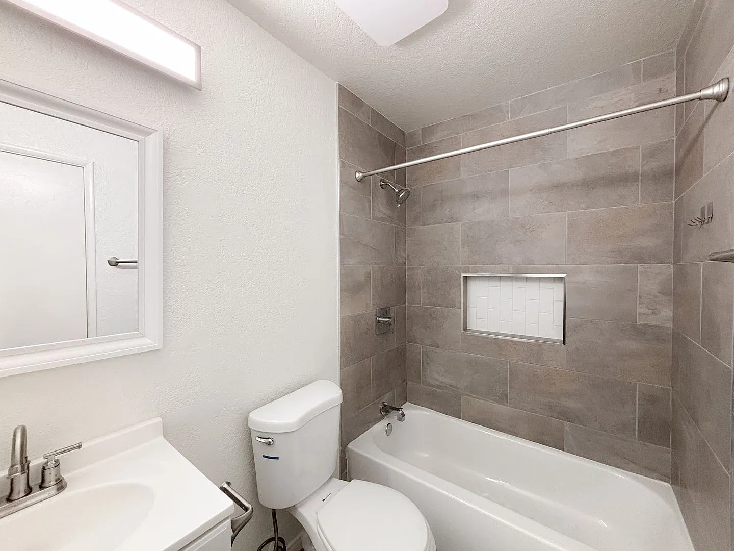 12914 Doty Ave — Photo 2