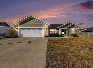 1506 Lincoln Pl SE, Orange City, IA 51041