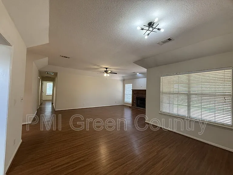 1800 W Jefferson St — Photo 6