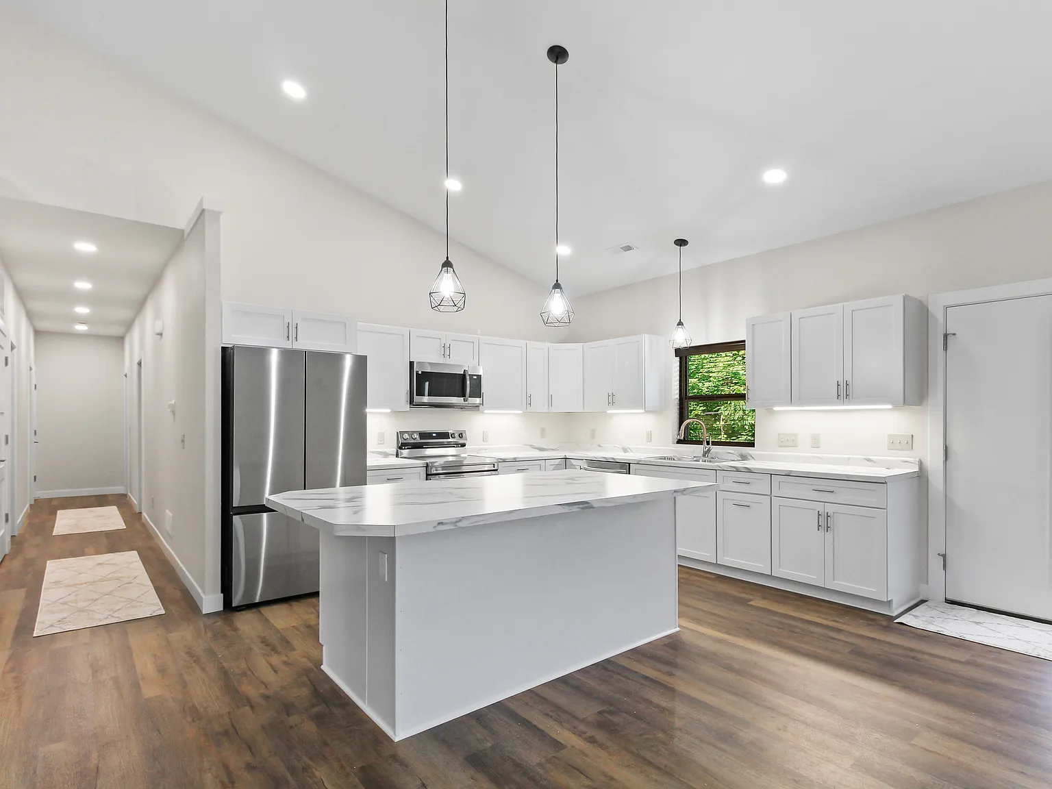 3 bed, 2496 sqft, $3,000 — Photo 4