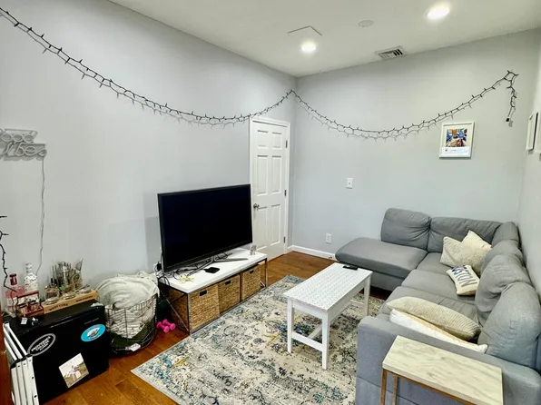 460 E 7th St Floor 3, Boston, MA 02127