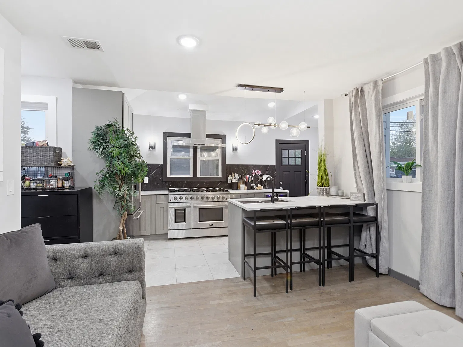 5 bed, 3.5 bath, 2200 sqft, $3,995 — Photo 4