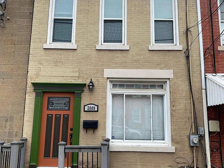 2009 Sarah St — Photo 1