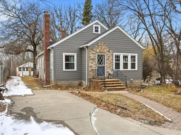 3029 Fairview Ave N, Roseville, MN 55113