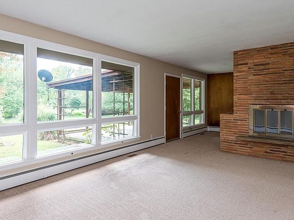 2nd image of 1441 Meadow Ln
