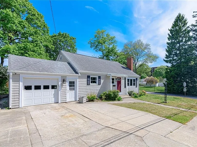 76 Crossland Rd — Photo 2