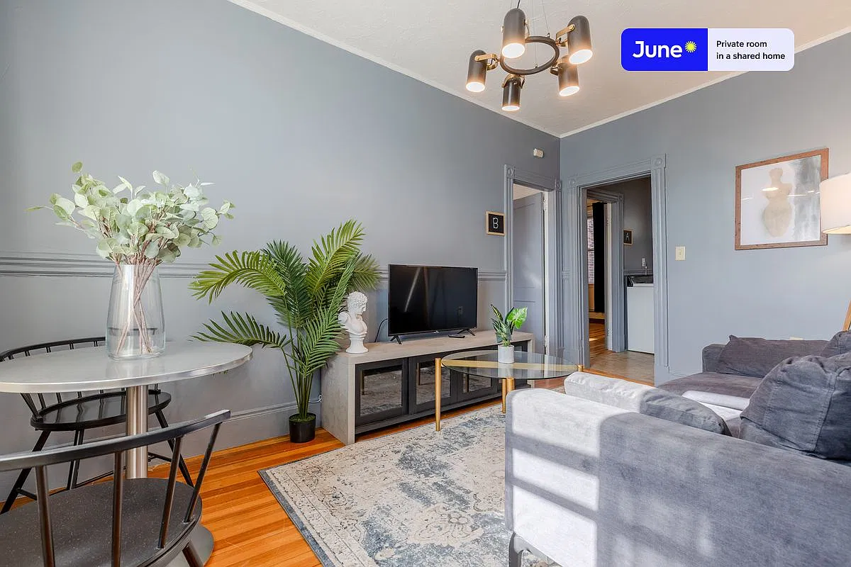 Queen bedroom in 3 bed/1 bath home in North End #369 B — Photo 4
