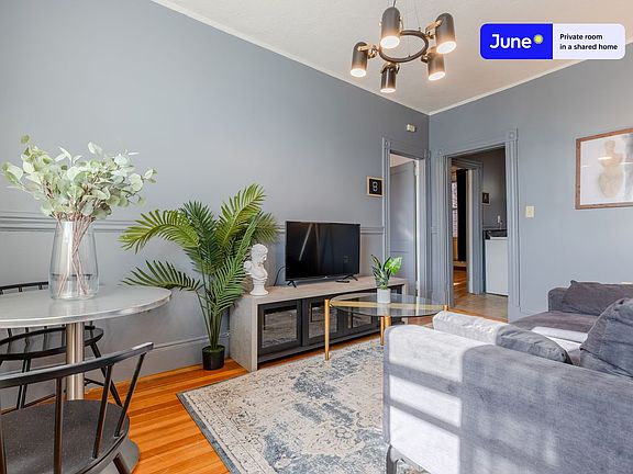 4th image of 452 Hanover St #B