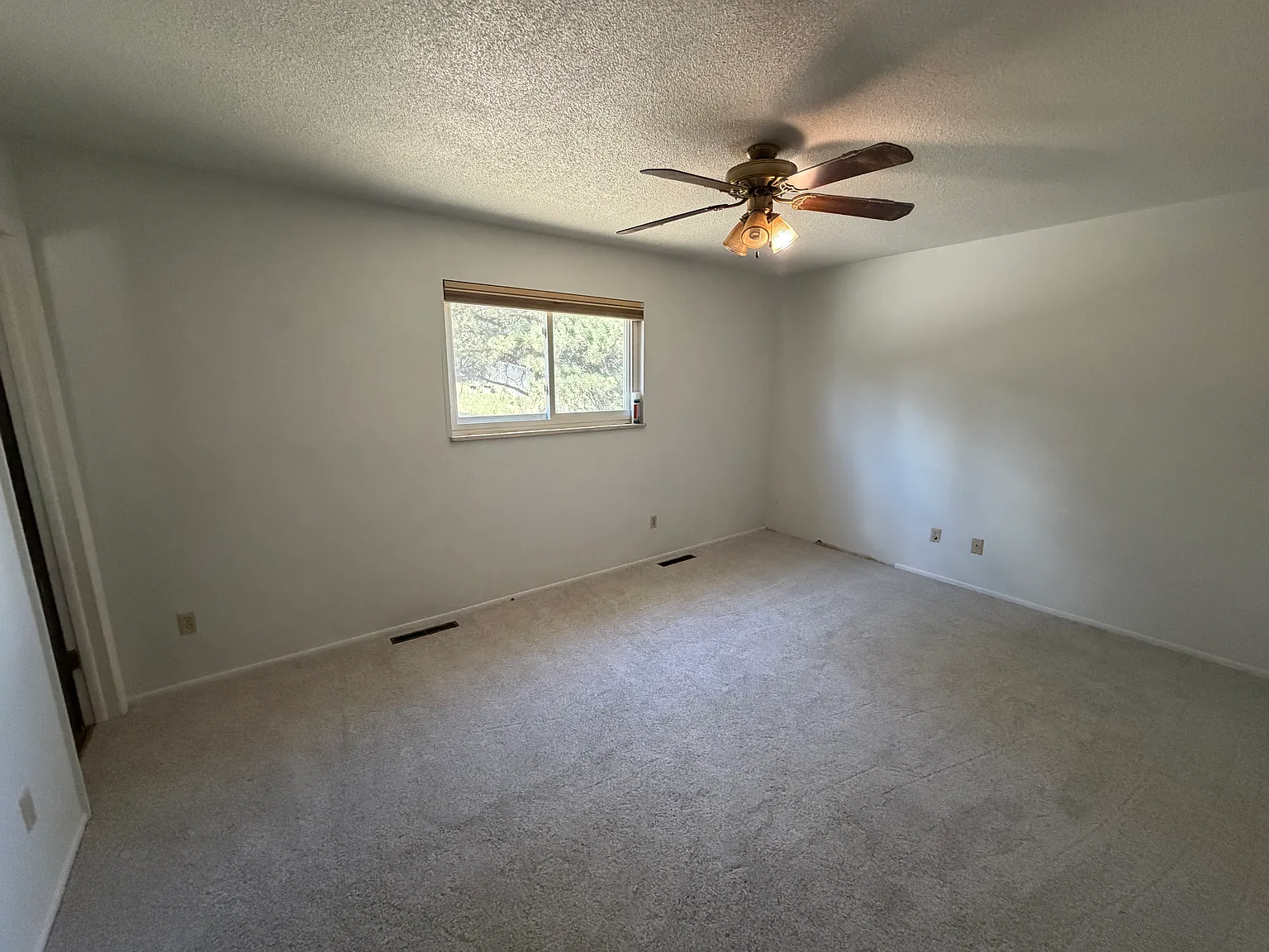 4 bed, 2343 sqft, $2,400 — Photo 4