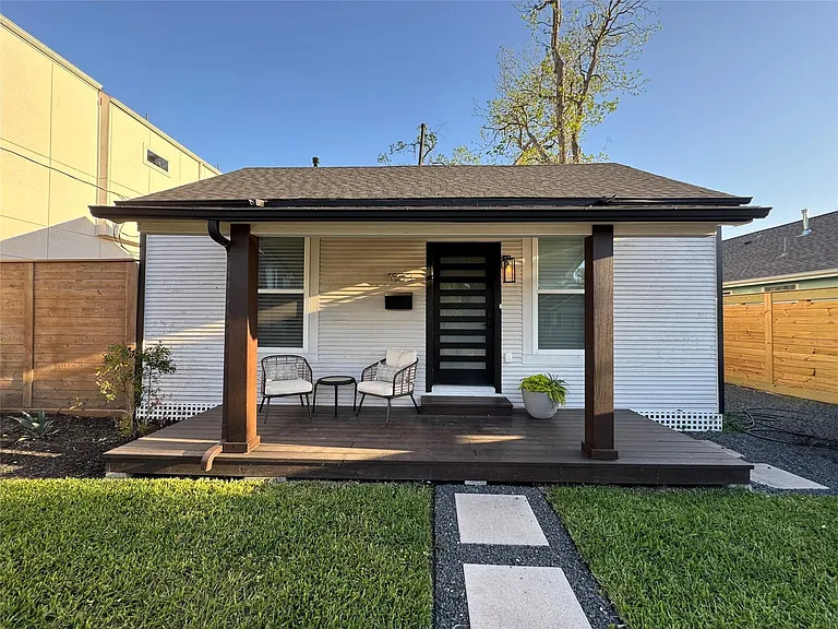 1033 Adele St — Photo 1