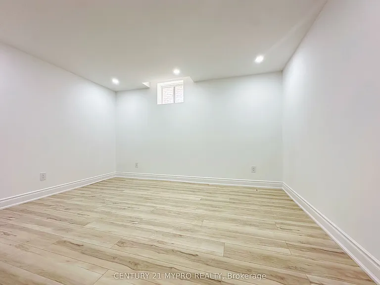 938 Red Deer Ave #BASEMENT — Photo 11