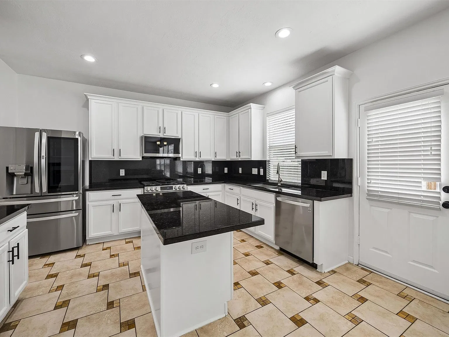3 bed, 2.5 bath, 2176 sqft, $2,500 — Photo 4